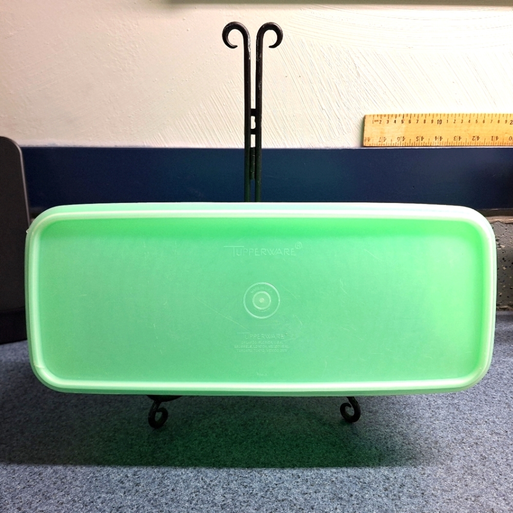 Tupperware Jadeite Celery/Vegetable Keeper #784-3, 1970's